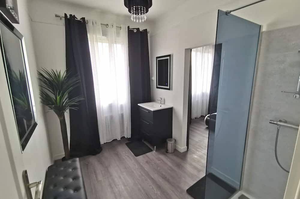 El espacio verde del garaje White Home Broadway in Châteauroux, Región de Châteauroux