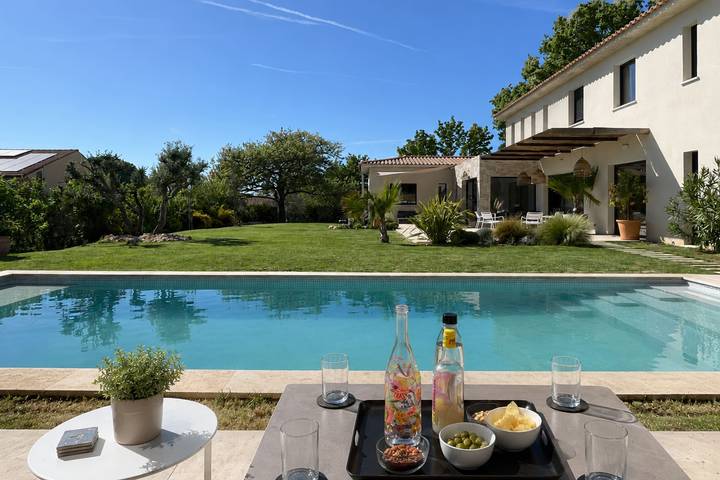 Location de vacances pour 10 personnes, avec jardin ainsi que piscine et balcon à Éguilles