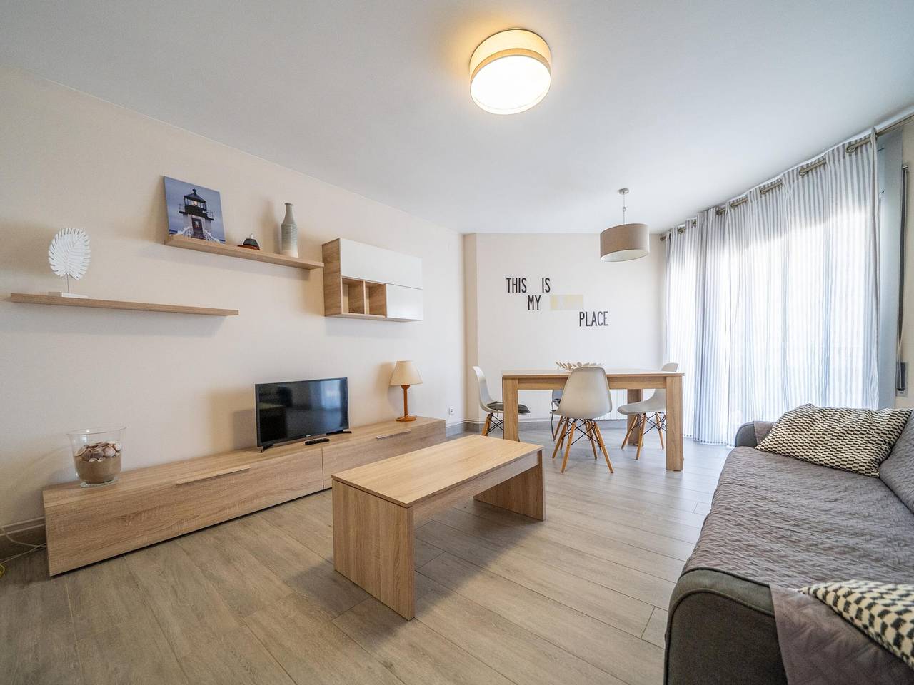 Entire apartment, Seafront apartment with pool, air conditioning, Wi-Fi and parking in Torredembarra in Torredembarra, Costa Dorada