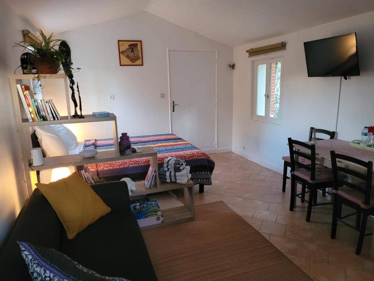 Appartement entier, Studio in La Crau, Côte méditerranéenne (France)