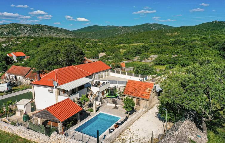 Geräumige 2-Zimmer-Wohnung mit Pool, Terrasse und Parkplatz – kostenloses WLAN! in Dalmatinisches Zagora