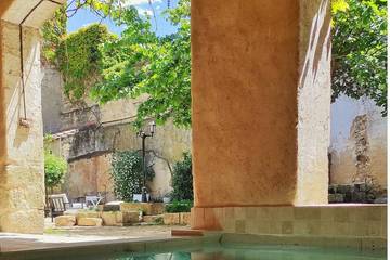 Gîte pour 2 personnes, avec piscine ainsi que jardin et terrasse à Vauvert