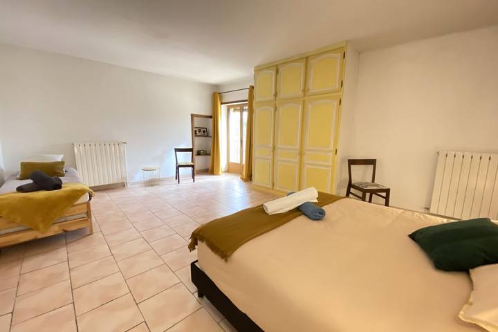 Gîte pour 4 personnes, avec Jacuzzi ainsi que Jardin et Piscine à Althen-des-Paluds
