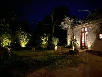 Gîte pour 15 personnes, avec piscine ainsi que terrasse et jardin à Sarzay