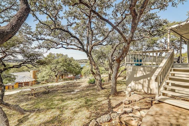 Lake house for 10 people, with terrace, with pets in Lake Travis