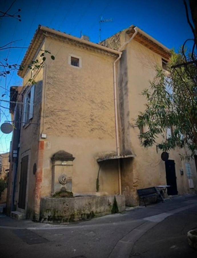 Appartement entier, Maison de village Arty et terrasse au calme in Lourmarin, Parc naturel régional du Luberon