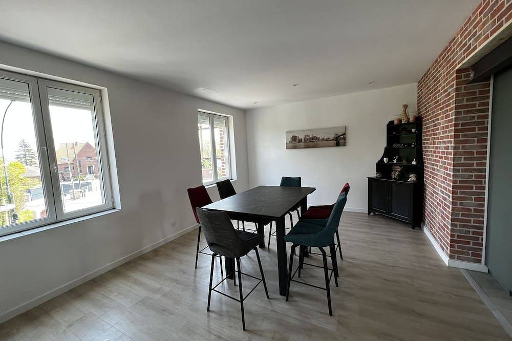 Appartement entier, L'Aurélia, spacieux duplex climatisé in Achicourt, Région d'Arras