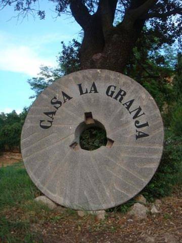 Location de vacances pour 10 personnes, avec jardin ainsi que vue et piscine, animaux acceptés à Olvan