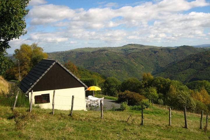Chalet pour 4 personnes, avec terrasse dans le Cantal