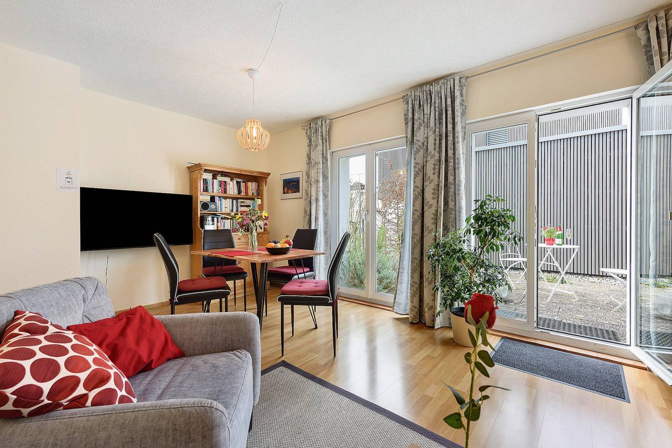 Ganze Wohnung, Ferienwohnung "Rosenrot" am Bodensee mit Wlan & Terrasse in Überlingen, Region Bodensee-Oberschwaben