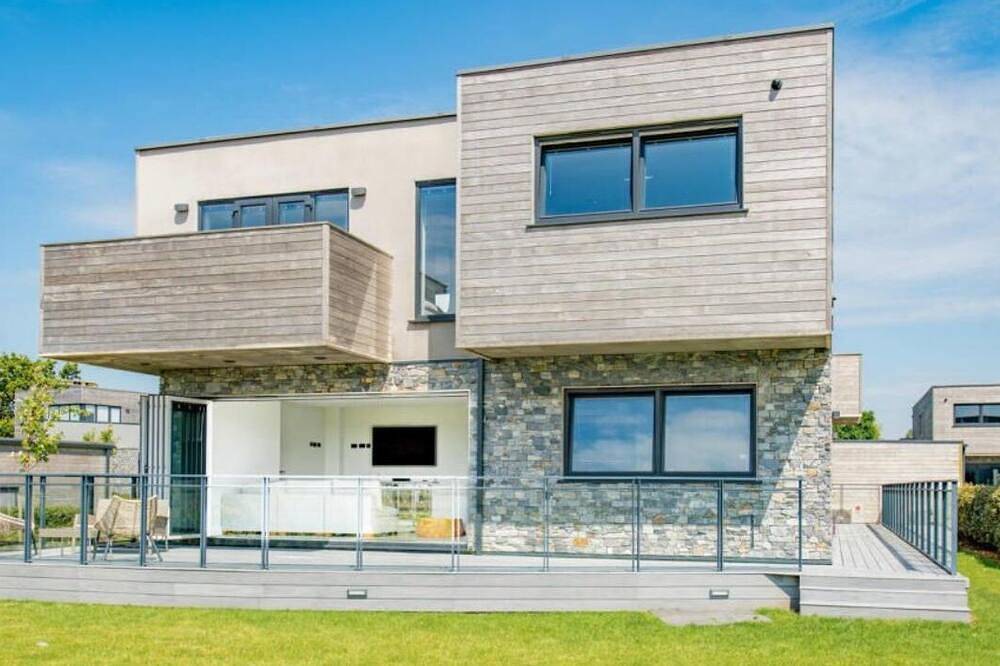 Luxury Yachthaven Living - Modern 5 Bedroom Home Sea Views in Hayling Island, Havant