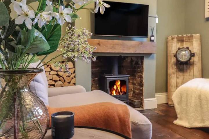 Log cabin for 4 people, with garden, with pets in Eastbourne