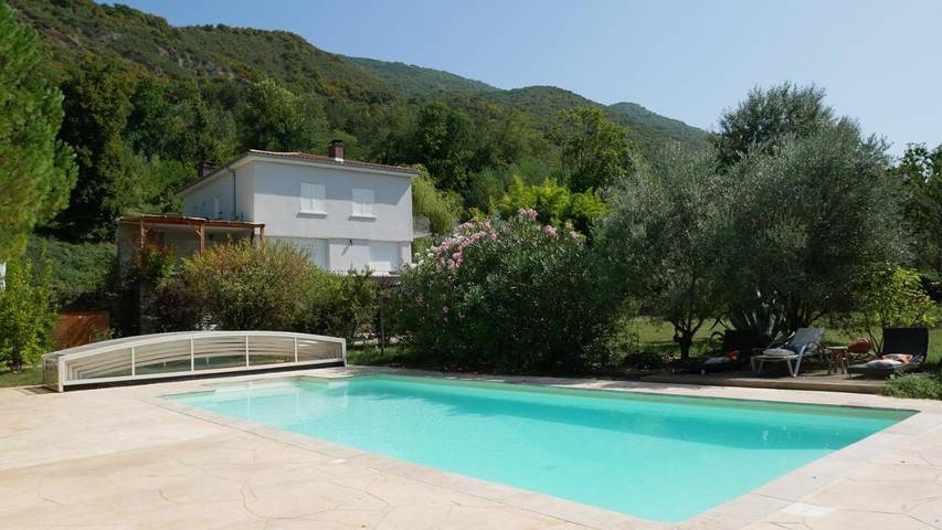 Chambre d’hôte pour 2 personnes, avec piscine ainsi que jardin et vue