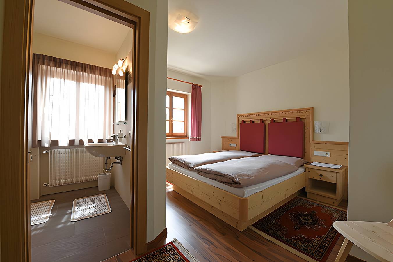 Ganze Wohnung, Apartment 'Villa Konstanze' mit Bergblick, privater Terrasse und Wlan in Plan da Tieja, Wolkenstein