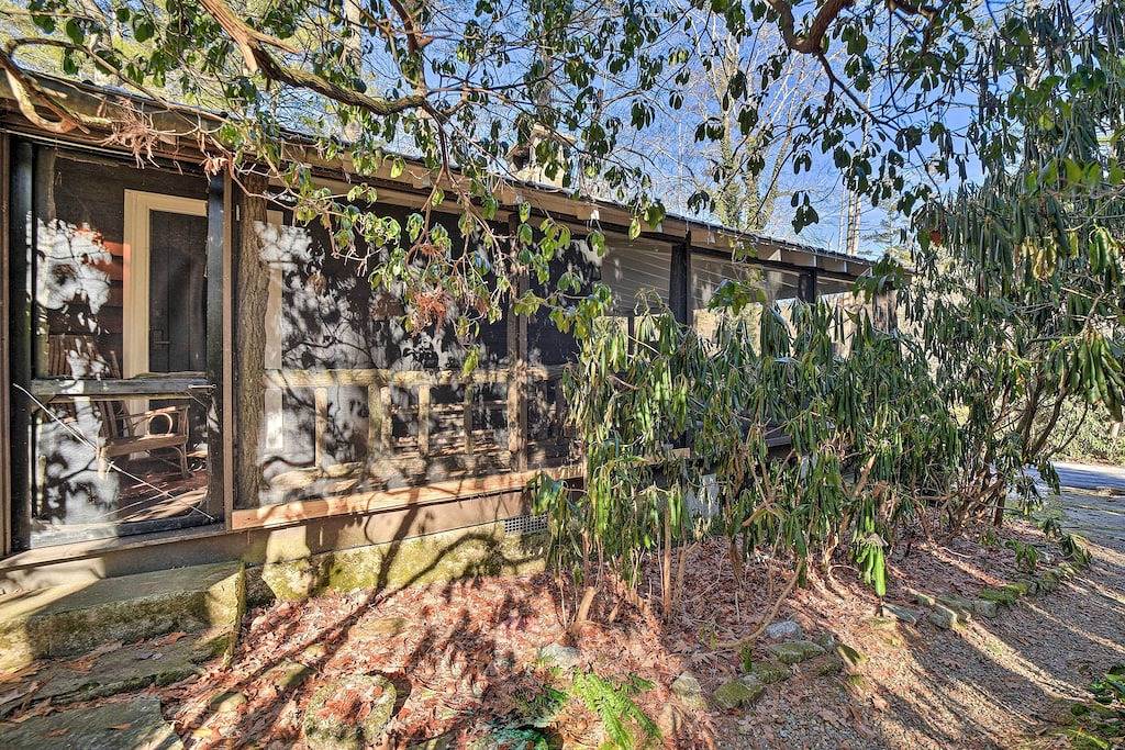 Mirror Lake Cabin ~ 1 Mi to Dtwn Highlands! in Highlands (NC), Macon County