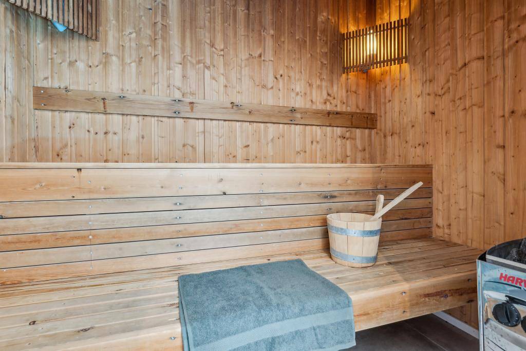 Luxuriöses, neu renoviertes Ferienhaus mit Pool, großem Outdoor-Spa und fantastischer Lage in Nr. Lyngvig in Nørre Lyngvig, Hvide Sande