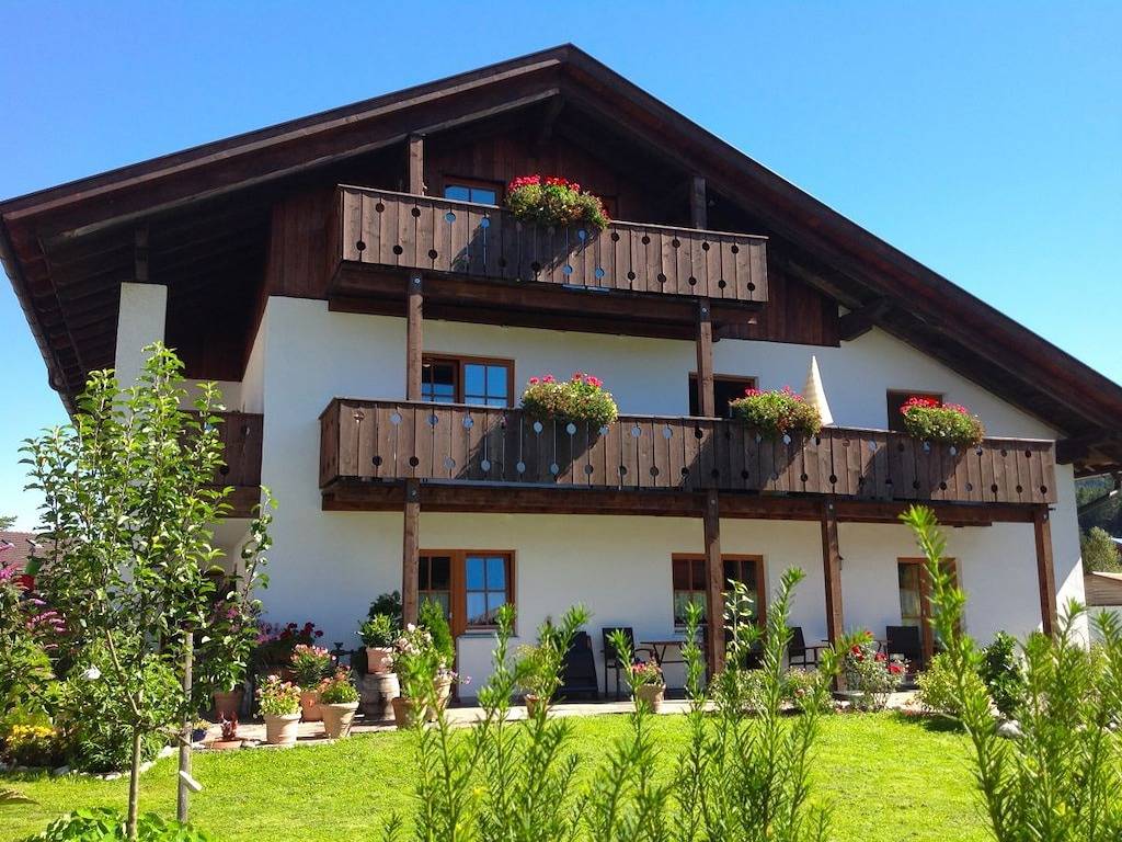 Ferienwohnung in Krün mit Schwimmbecken in Krün, Bayerische Alpen