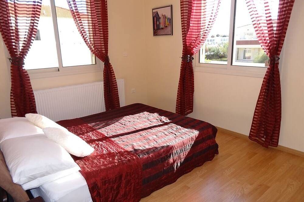 Sagenhafte, neue Villa, 4 Sz, großer Pool, 2 Min. zu Fuß zum goldenen Sandstrand in Kapari, Südzypern