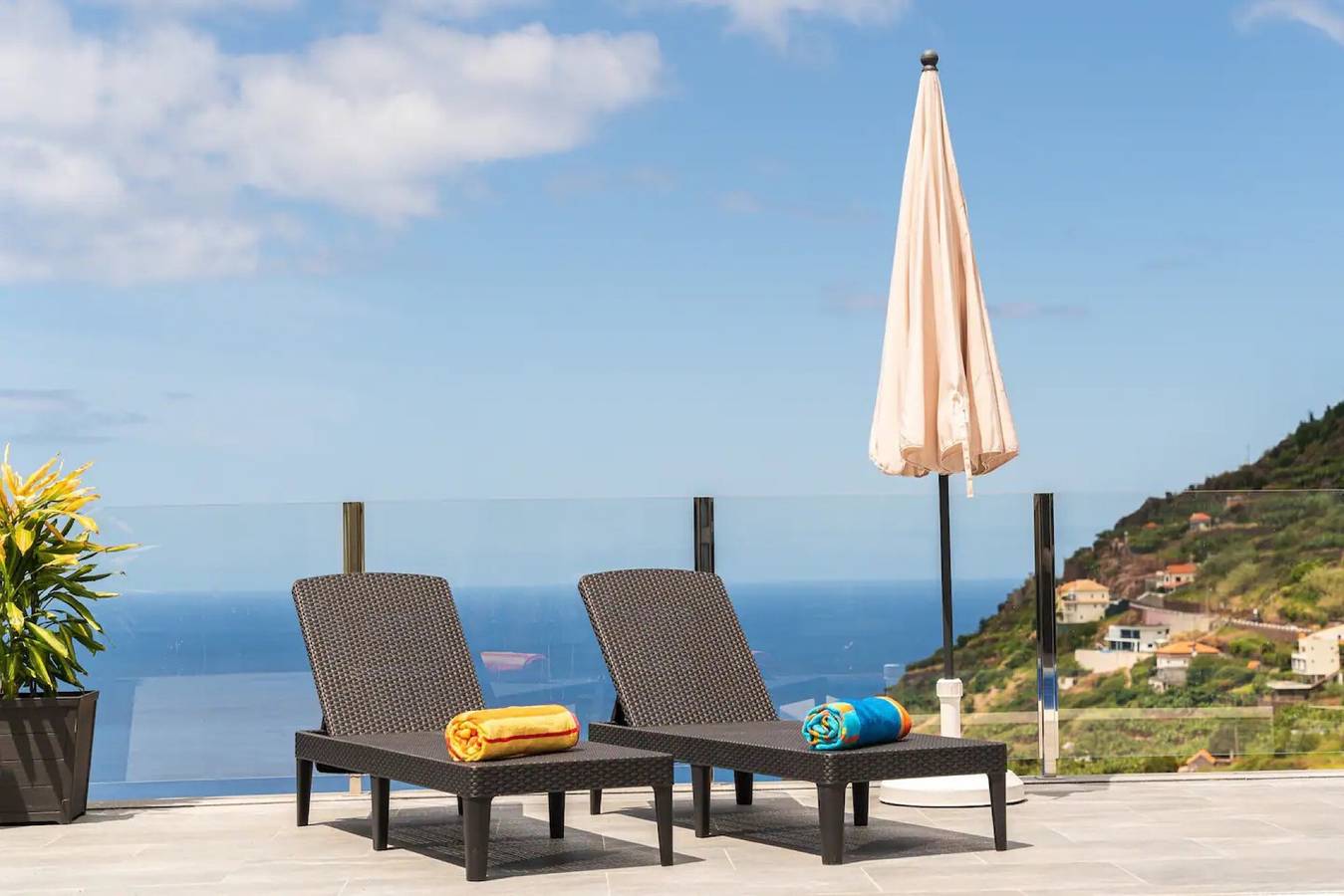 Ferienhaus 'Sunnyside Villa' mit Meerblick, Wlan und Klimaanlage in Arco da Calheta, Madeira
