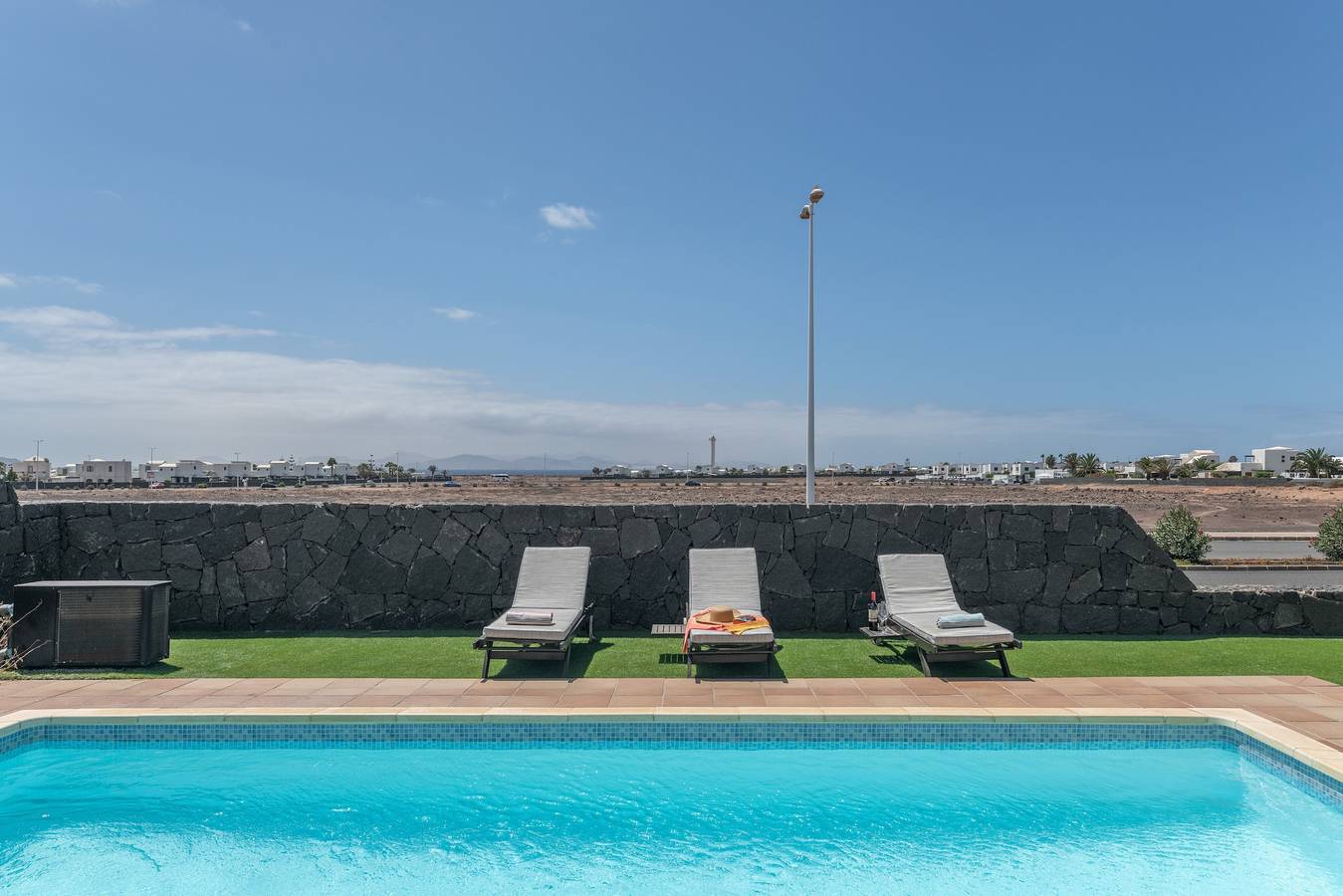 Apartamento entero, Villa en primera línea en La Goleta con piscina privada climatizada y Wi-Fi gratuito in Montaña Roja, Yaiza