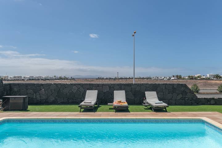 Appartement entier, Villa en première ligne à La Goleta avec piscine privée chauffée et connexion Wi-Fi gratuite in Montaña Roja, Yaiza