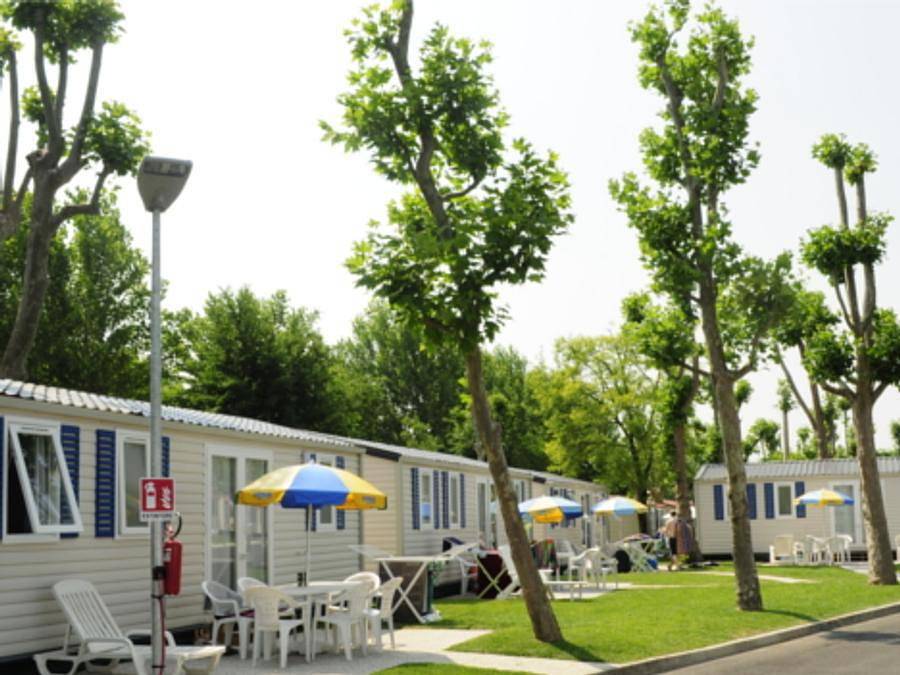 Camping Village Le Fayolan - Mobilhome 6 personnes - Riviera 860 3 Cd in Clairvaux-les-Lacs, Jura