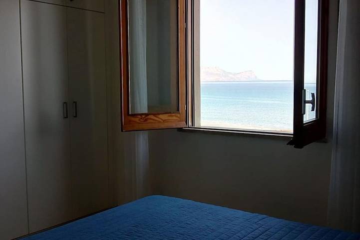 Seaview modern holiday home in Nw Sicily - air conditioning, Wi-Fi, parking, bbq in Alcamo Marina, Alcamo