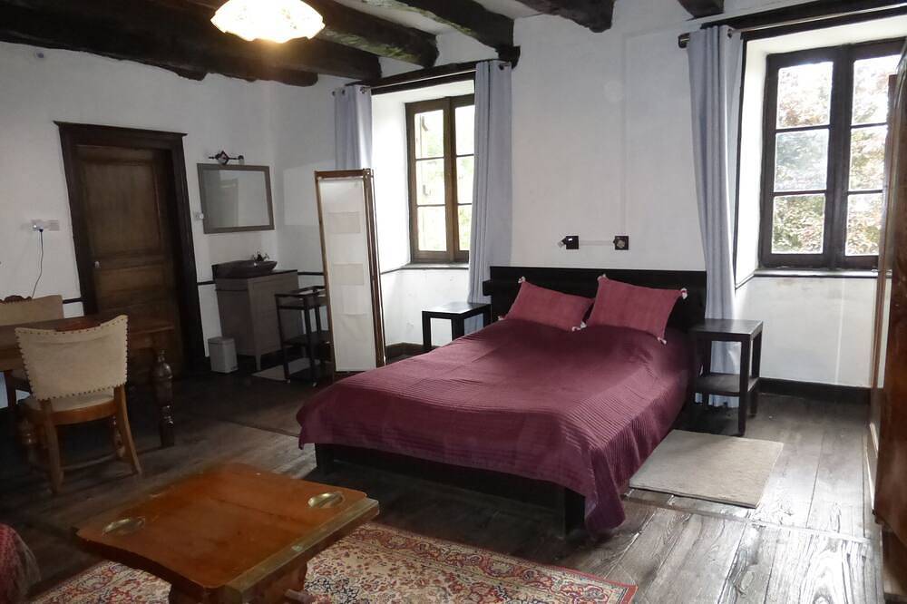 Old-fashioned country house in Saint-Hilaire-Peyroux, Région de Tulle
