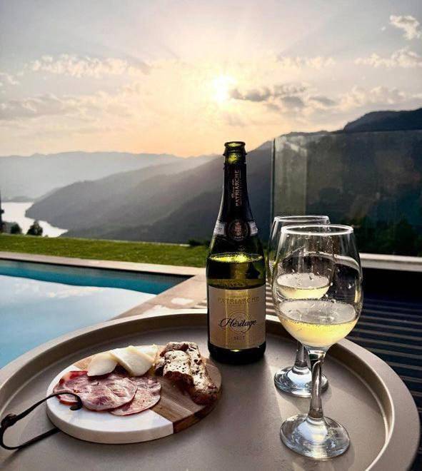 Casa de vacaciones para 8 personas, con piscina y vistas al lago además de jardín y vistas - 1