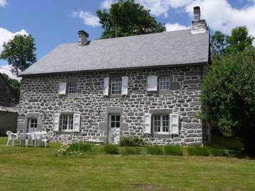 Gîte pour 6 personnes, avec jardin à Valuéjols