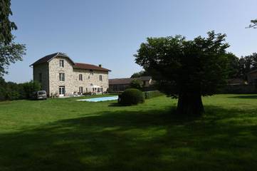 Cottage pour 5 personnes, avec terrasse et jardin ainsi que vue et piscine, animaux acceptés à Saint-Léonard-de-Noblat