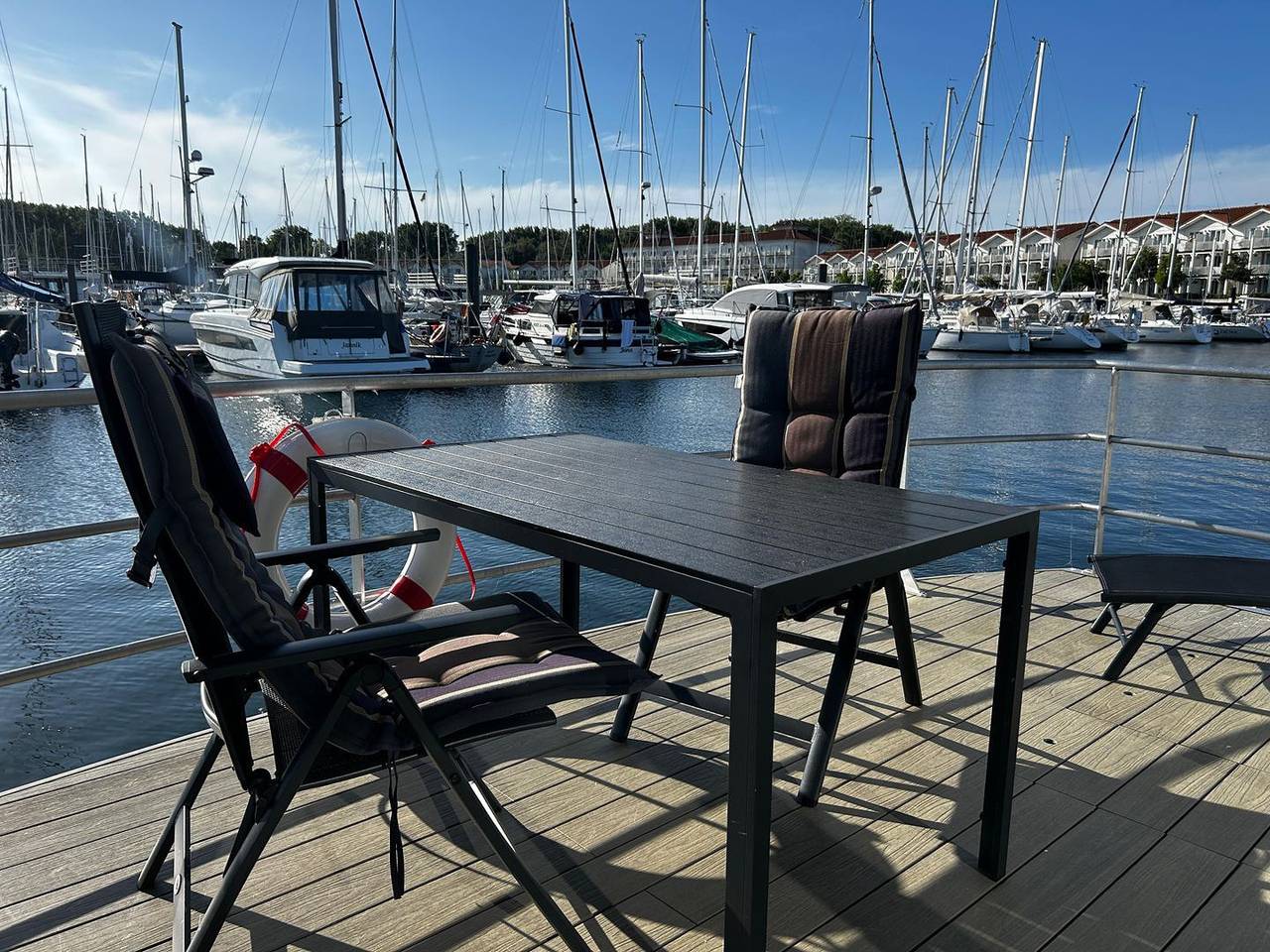 Floating 44 in Boltenhagen - festliegendes Hausboot in der Weißen Wiek in Boltenhagen, Mecklenburger Bucht