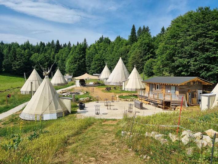 Tente pour 7 personnes, avec Terrasse et Jacuzzi ainsi que Jardin et Vue en Savoie