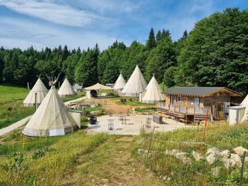 Tente pour 6 personnes, avec jardin ainsi que jacuzzi et terrasse en Savoie