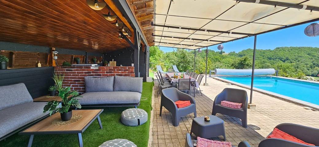 Gîte pour 12 personnes, avec piscine ainsi que terrasse et jardin