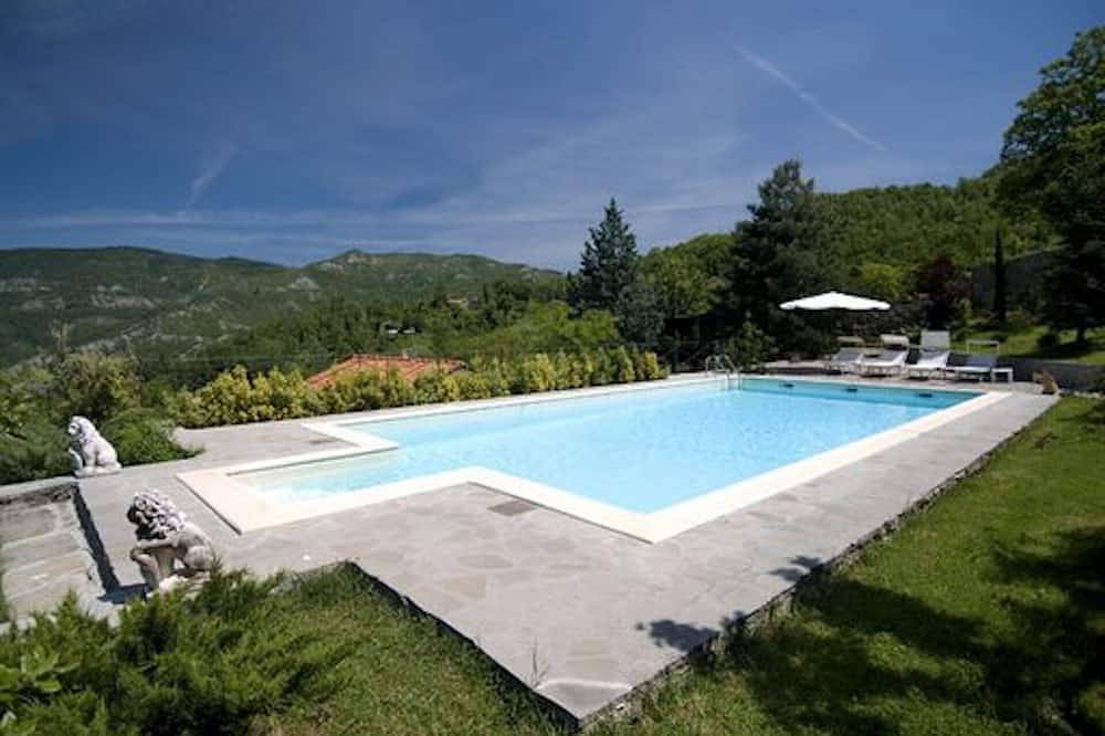 Private Tuscany Villa near Florence-Saltwater Pool, Heated Jacuzzi&Cooking Class in San Godenzo, Florenz Provinz