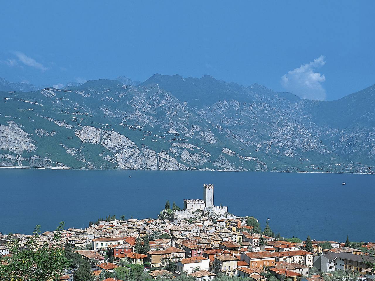 Ganze Wohnung, Wohnung in Malcesine mit Privatstrand in Malcesine, Gardasee-Berge