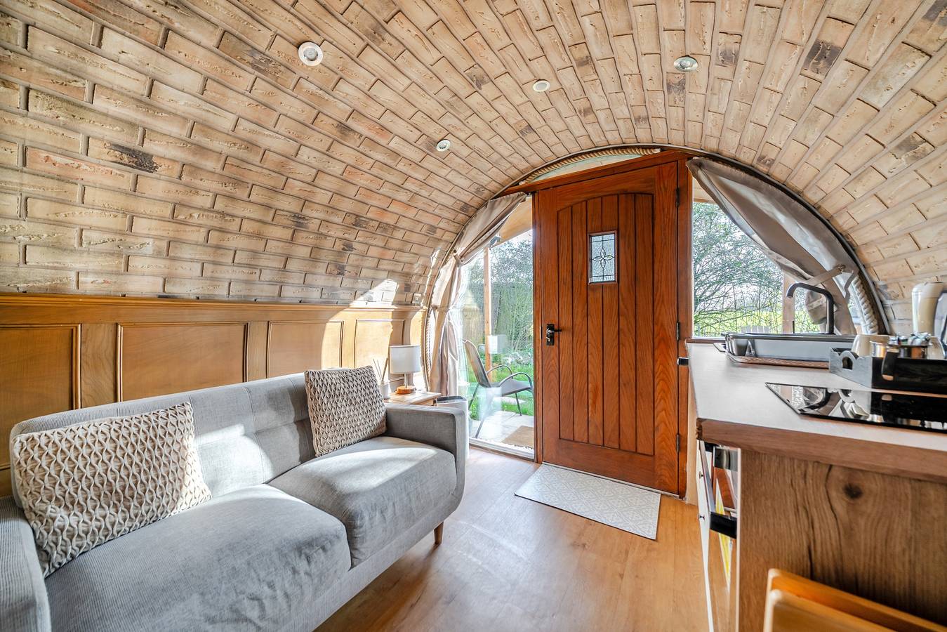 Luxury Pod-Sleeps 2-Hot Tub-Pets-Garden in Minster-on-Sea, Kent