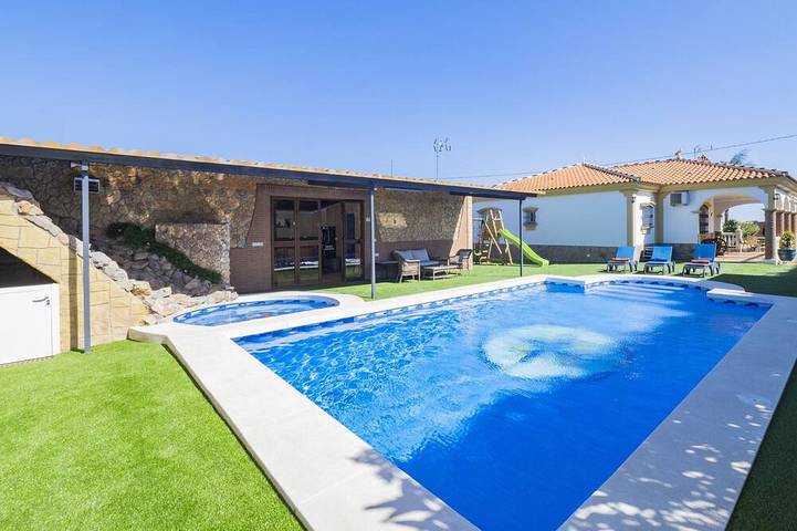 Cottage für 8 Personen, mit Pool und Terrasse sowie Garten - 1