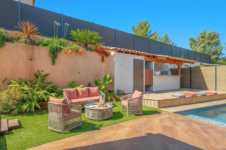 Villa Jacky—fully air-conditioned, with a pool and pétanque, near the sea, sleeps 6 in Ollioules, Mittelmeerküste (Frankreich)