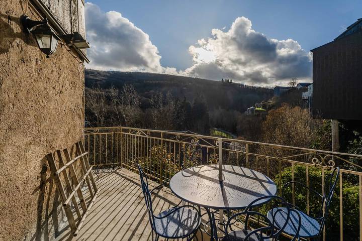 Apartamento entero, Apartamento en casa vacacional La Salvetat Agout con terraza y vistas a la montaña in La Salvetat-sur-Agout, Region de Béziers