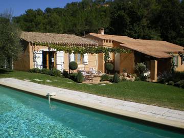 Gîte pour 2 personnes, avec piscine ainsi que jardin et terrasse dans le Vaucluse