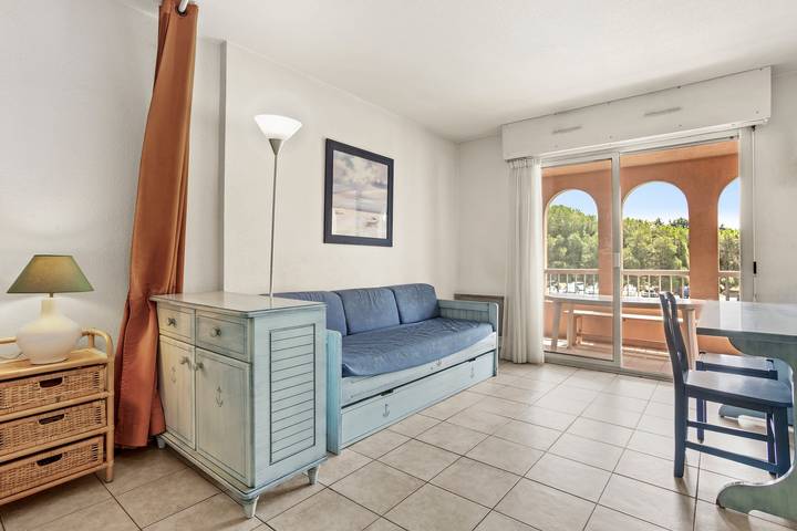 Ganze Wohnung, Ferienwohnung 'T2 Meublé 38m² Loggia' mit Gemeinschaftspool, Privatterrasse und Gemeinschaftsgarten in Frejus, Mittelmeerküste (Frankreich)