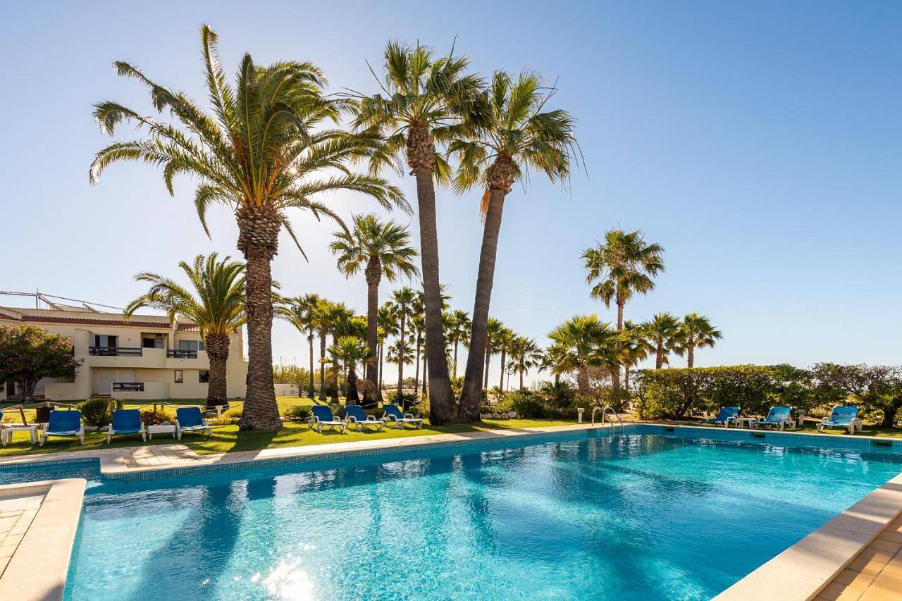 Praia da Lota Beachfront Resort - Hotel & Apartments in Praia da Lota, Manta Rota