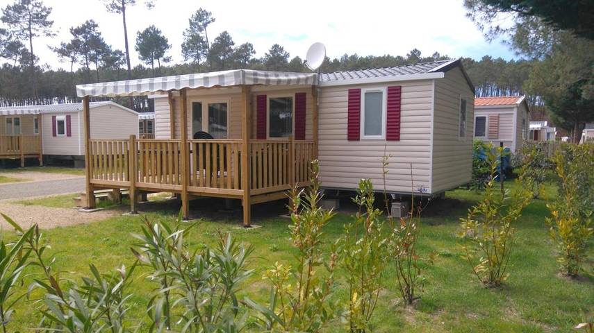 Camping pour 5 personnes, avec jardin ainsi que vue et piscine, animaux acceptés