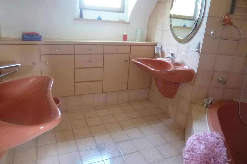 La  Grange spacieuse à l'intérieur et à l'extérieur in Bieuzy, Région de Pontivy