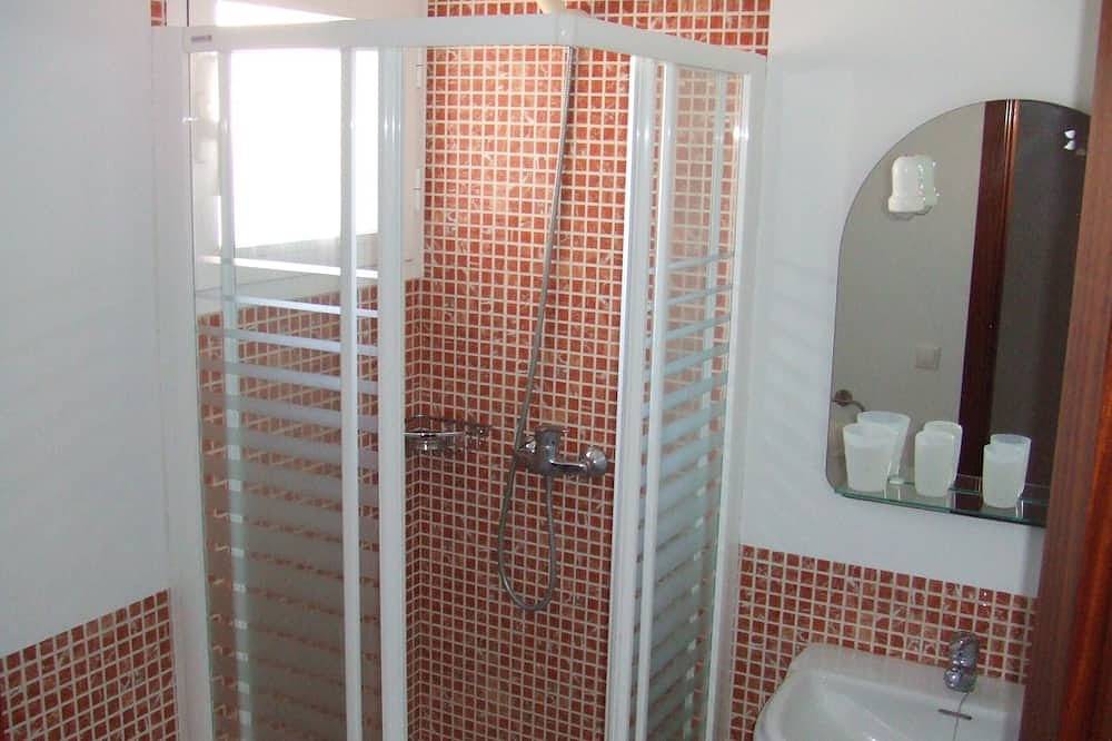 Entire apartment, South Facing Penthouse Apt 100m to beach, Mountain Views, Wifi, Roof Sun Terrace in Cala Bona, Son Servera