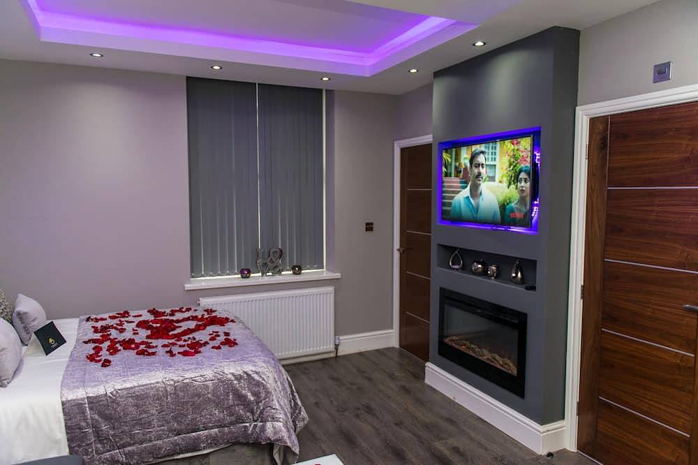 Entire apartment, Aphrodite Suites Imperial Suite Hot Tub Apartment in Huddersfield, West Yorkshire