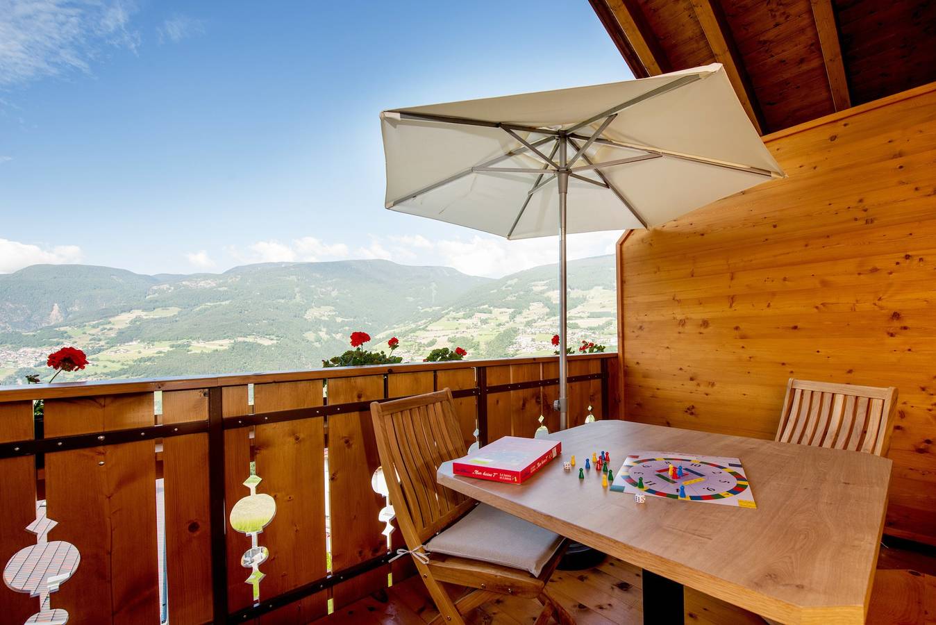 Ganze Wohnung, Apartment "Haus Sonnegg - Panoramasuite" mit Bergblick, Wlan, Terrasse und Garten in Albions, Lajen