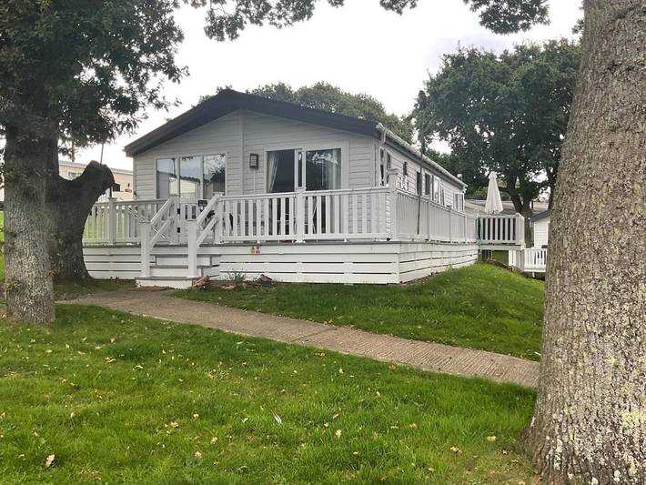 Cottage for 4 people, with Balcony and Terrace as well as Pool and View on the Isle of Wight